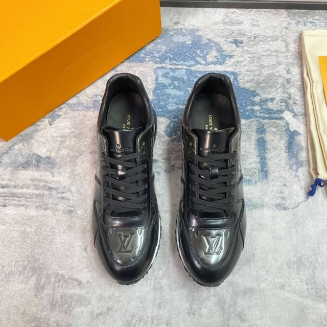 L家 顶级p: Size：39-44 38和45可定做 Lv奢品秋冬款男士run Away 运动鞋，采用经典开边珠牛皮老花擦色、适合四季穿着舒适透气，内里网布配